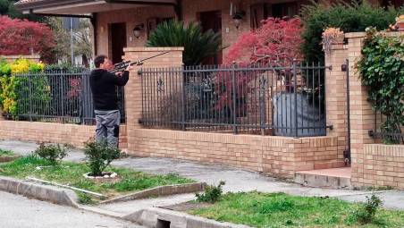 Il veterinario lo ha anestetizzato e messo al sicuro