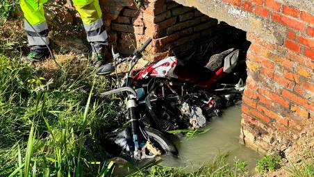 La moto finita dentro il fosso