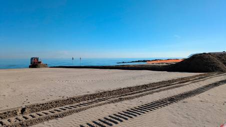 Riccione, al via le dune invernali: ruspe in azione sulla spiaggia contro mareggiate ed erosione
