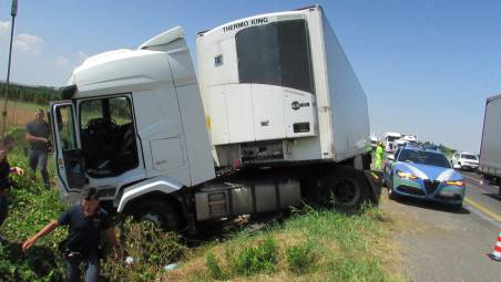 Imola, camionista colto da malore sbanda in A14: salvato dal massaggio cardiaco della Polstrada di Ravenna