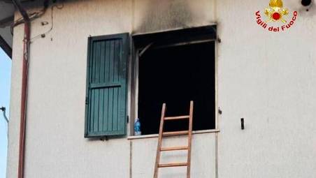 Forlì, incendio in appartamento, gravi ustioni per un invalido: le fiamme forse originate da un condizionatore