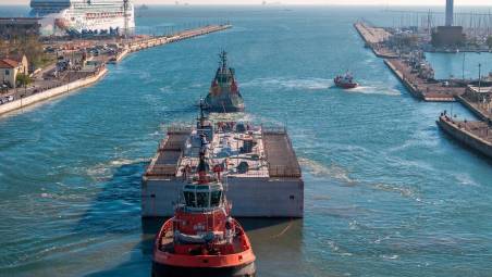 Ravenna, una diga da 900 metri a protezione del rigassificatore: posato il primo dei 18 cassoni - Gallery