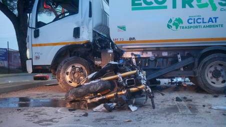 Punta Marina. Motociclista si schianta contro il camion della nettezza urbana: è gravissimo