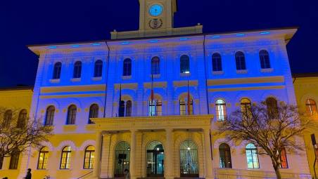 Vittime civili di guerra: a Cattolica Palazzo Mancini si illumina di blu