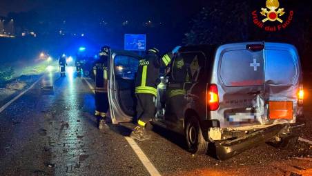 Forlì, incidente con 4 feriti, coinvolto un furgone con farmaci radioterapici: monitorata la radioattività