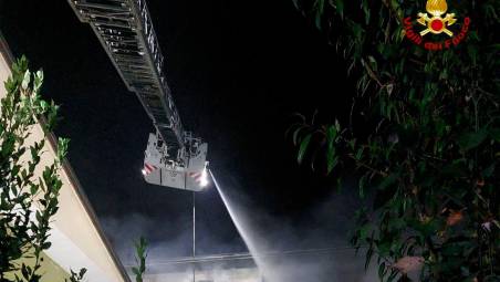 Mercato Saraceno, in fiamme nella notte il cantiere di un condominio in costruzione
