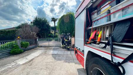 Cesena, incendio nella cucina di una villa: paura per due cani ma se la cavano