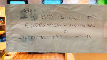 Il cartello affisso dopo il grave episodio di ieri pomeriggio denunciato da Fp Cgil e Filcams Cgil Imola