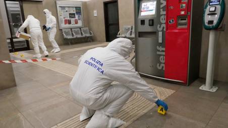 Gli accertamenti degli agenti della Scientifica (foto Mauro Monti)