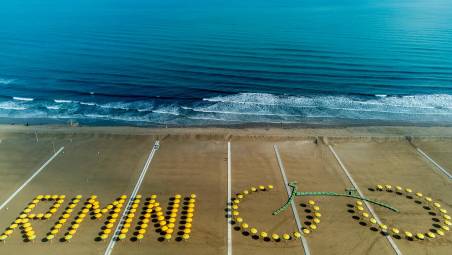 Una mega scritta per il lancio del Tour De France: 150 ombrelloni e 50 lettini vestono di giallo la spiaggia di Rimini
