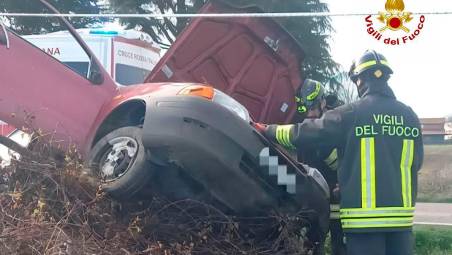 Bertinoro, esce di strada e resta bloccata nell’auto: liberata dai Vigili del Fuoco