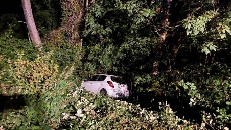 Premilcuore, auto in bilico nel dirupo: salvata ragazza