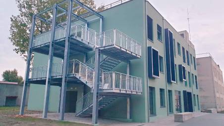 Lugo. Fuma a scuola, poi aggredisce la bidella, che chiede i danni ai genitori