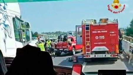 Incidente in A14 tra Faenza e Forlì: il tragico bilancio è di una donna morta e 8 feriti