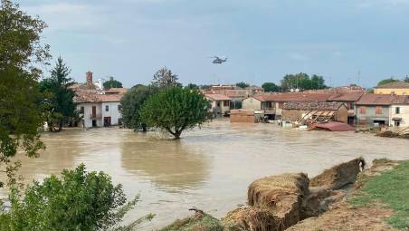 L’alluvione del 2024 a Traversara e uno degli elicotteri che portò in salvo gli abitanti rifugiati sui tetti (foto Massimo Fiorentini)