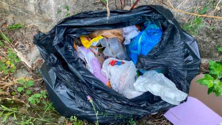 Rifiuti abbandonati in via Roversano