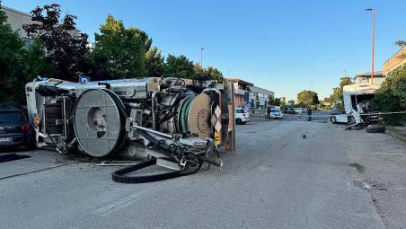 Cesena, camion degli spurghi si ribalta dopo un impatto a Torre del Moro con la motrice di un mezzo pesante, chiusa via Pastore