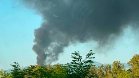 Un’alta colonna di fumo nero visibile dalla E45