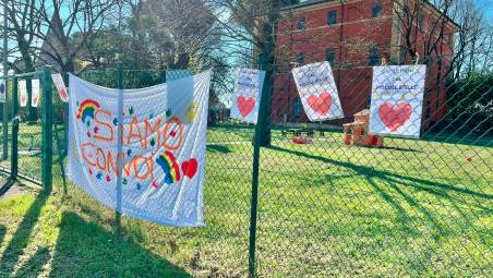 I messaggi appesi alla rete di recinzione del nido alla Casa Rossa