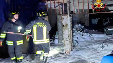 Savignano, incendio in una legnaia, pronto intervento dei Vigili del Fuoco