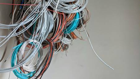 Cesenatico, sorpreso con una matassa di cavi elettrici appena tranciati: denunciato per furto