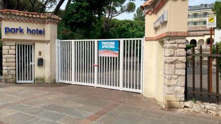 I lavori in corso e il cartello “prossima apertura” affisso al Park Hotel