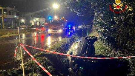Savignano, finisce con l’auto nel canale: soccorso dai Vigili del Fuoco