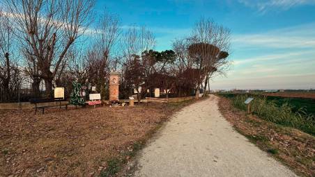 Sopra il punto in cui la runner 50enne era stata aggredita. Sotto il capanno di fortuna in cui era stato individuato e fermato il 26enne foto GIANMARIA zanotti