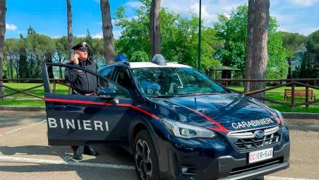 Imola, vende droga sotto casa e davanti al centro sociale: 23enne arrestato