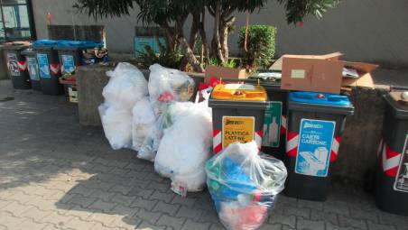Savignano, cresce la protesta per i rifiuti abbandonati fuori dai cassonetti