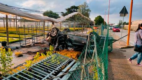 Cesena, incidente in via Cerchia di Martorano: perde il controllo dell’auto e si schianta contro le serre