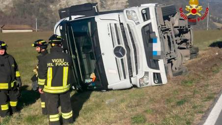 Nespoli, camion ribaltato sulla Sp4 Bidentina