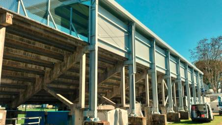 Forlimpopoli. Nuova copertura per la tribuna dello stadio