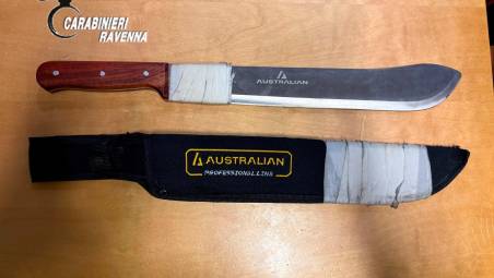 Lido Adriano, sfreccia a tutta velocità verso il mare, i Carabinieri lo fermano e dall’auto spunta un grosso machete