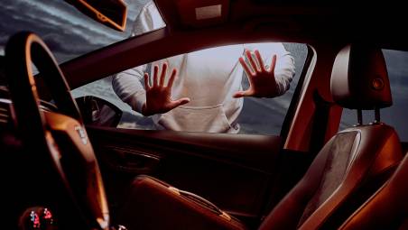 Rimini, prova a rubare un’auto proprio mentre passa la Polizia: 27enne arrestato
