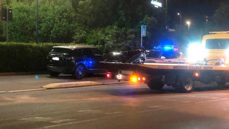 La moto sul carro attrezzi e il Range Rover coinvolto nell’incidente