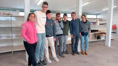 In alto, giovani nel nuovo laboratorio “Cartabile”. Sotto, un lavoro in fase di realizzazione e creazioni di alunni in mostra a Cervia