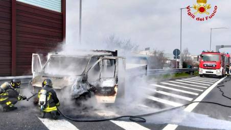 Furgone a fuoco in A14 nei pressi dell’uscita Valle del Rubicone