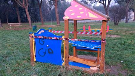 San Giovanni in Marignano, distruggono i giochi al parco con i petardi, il Comune: “Il supporto delle telecamere per trovare chi è stato”