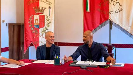 Il sindaco Jamil Sadegholvaad con Carlton Myers alla presentazione della quarta edizione del Sand Rimini