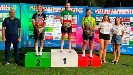 A sinistra il podio dell’Omnium Allievi con Niccolò Astara, a destra quello Allieve con Teodora Castelli
