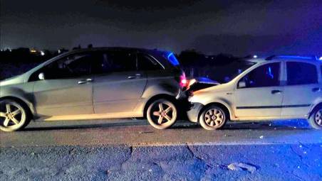 Faenza, minorenne guida il furgone del padre, provoca un tamponamento a catena e fugge: scoperto dalla Polizia Locale