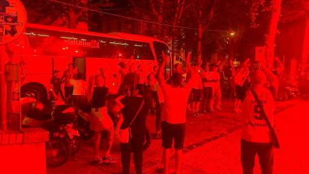 Esplode la festa dei tifosi di Rimini all’arrivo della squadra dopo la vittoria a Forlì