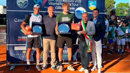 La foto di gruppo della premiazione del torneo Itf Future 2025 alla Polisportiva 2000 Cervia