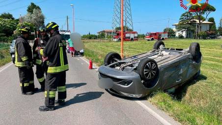 Cesena, pauroso incidente, un’auto si ribalta nel fosso: tre feriti
