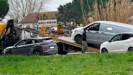 Ravenna, incidente: il furgone delle pompe funebri finisce nel fosso