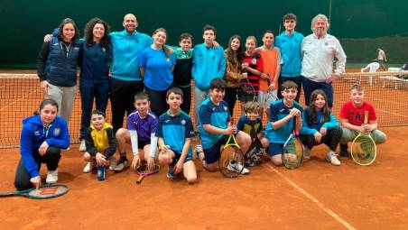 Allievi e staff tecnico del Circolo Tennis Meldola che si presenta al via dei campionati a squadre con otto formazioni