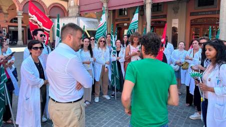 Imola, sciopero dei farmacisti, il sindaco incontra i lavoratori