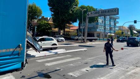 Misano, incidente: frena bruscamente col camion e i pali metallici trasportati perforano il blocco motore