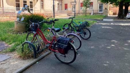 Le bici posteggiate fuori dalla sede di Quartiere in via Serraglio